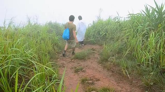 平移: 男人从山峰上走下来