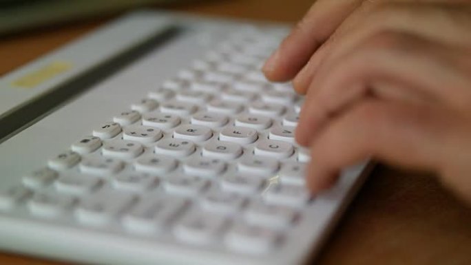 手按笔记本电脑