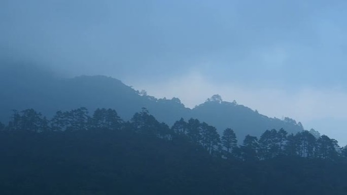 晨间山丘山间雾气