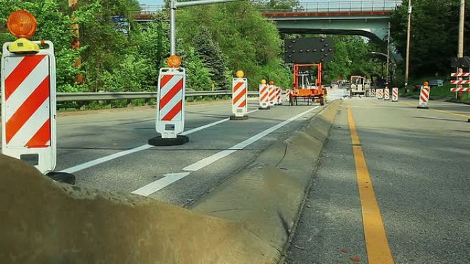 重建期间的道路。标志和标记。