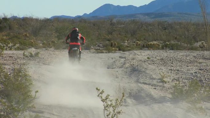 沙漠中摩托车车轮的特写镜头