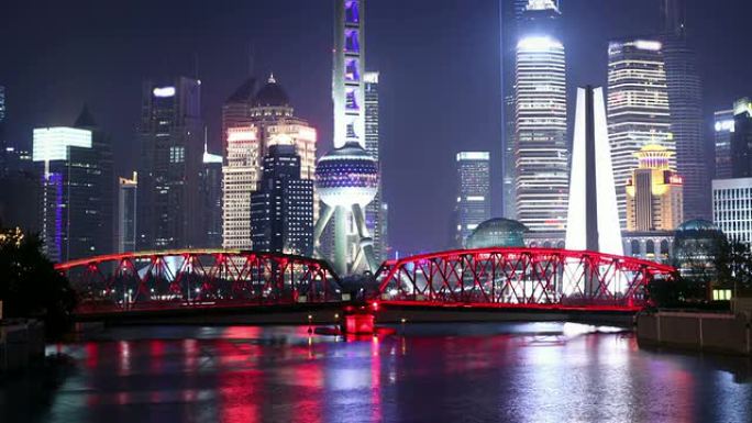 晚上的上海天际线夜景灯火车流金融中心城市