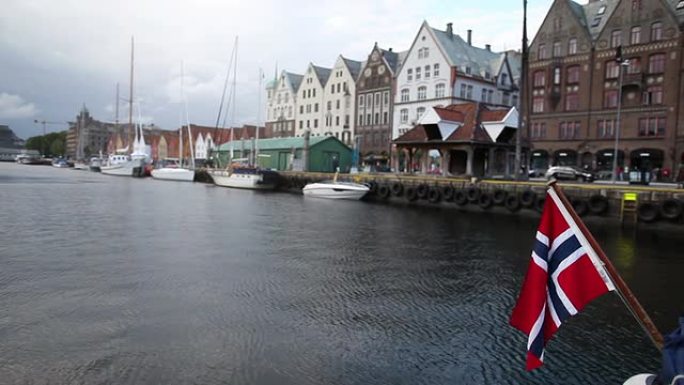 挪威国旗和卑尔根的布莱根古城