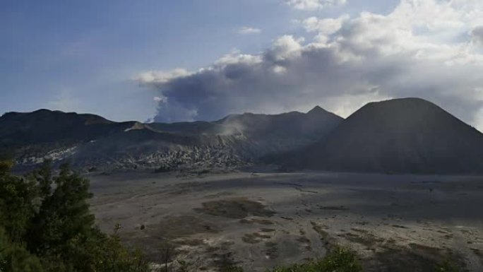 印度尼西亚布罗莫腾格尔塞梅鲁国家公园火山谷的云景时间流逝 (4k)