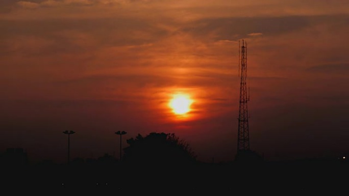 高清延时: 日落一面是电信信号的支柱。
