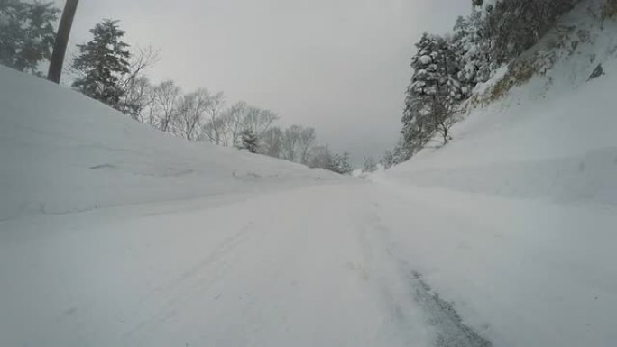 白雪皑皑的冬季道路驱动-爬山-4K-