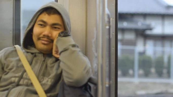 摇摄：地铁里孤独而熟睡的男人