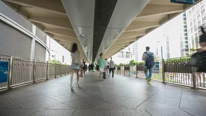 高清时差：香港市中心的天桥上挤满了游客