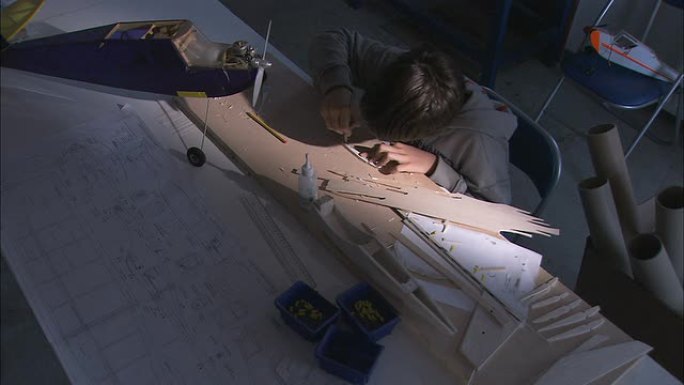 制作飞机模型的年轻男孩