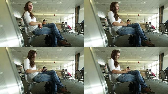 在机场等待登机的单身女性旅行者