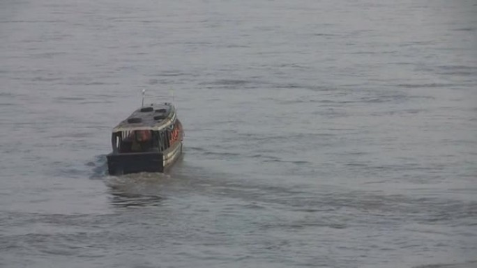 在孔河船上跑步游船客船泰国河运轮渡船只掉