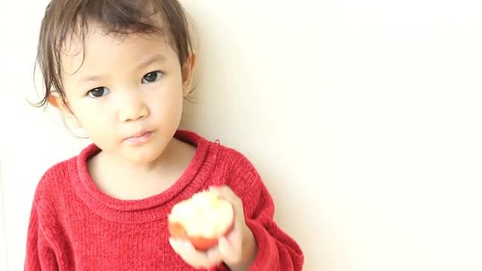 小女孩在吃苹果小女孩吃东西小朋友
