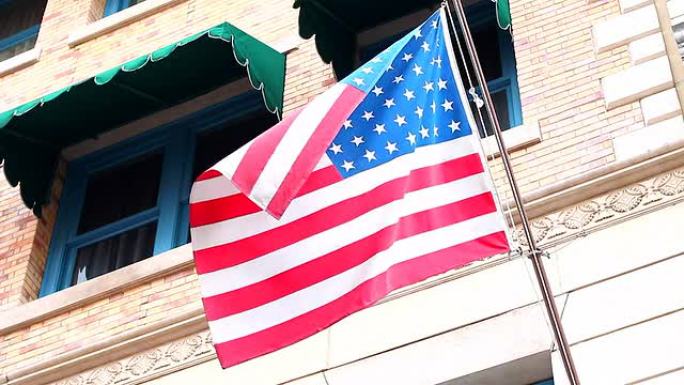 高清：建筑物背景上的美国国旗。