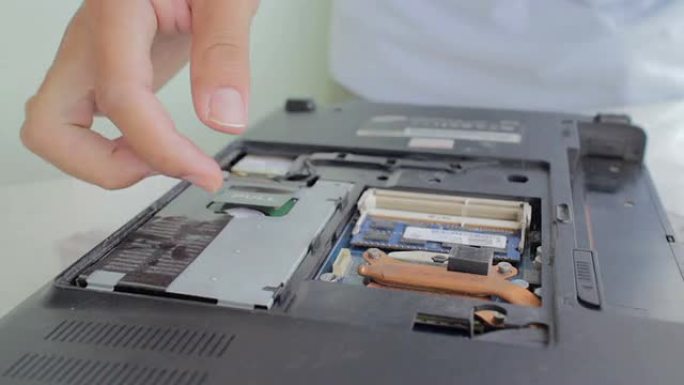 拆卸电脑笔记本电脑内存模块 (RAM)，多莉镜头