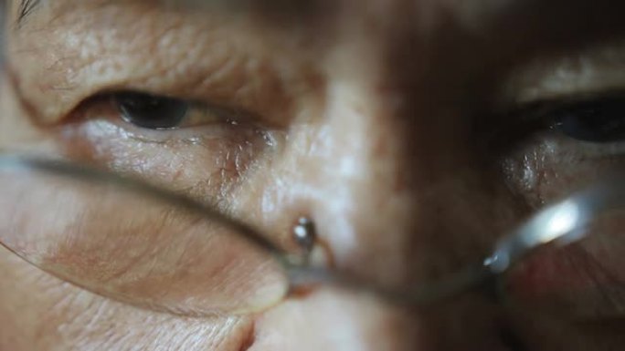 亚洲老年妇女的眼睛特写