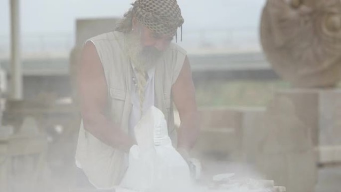 雕刻家雕塑家正在创作雕塑角磨机
