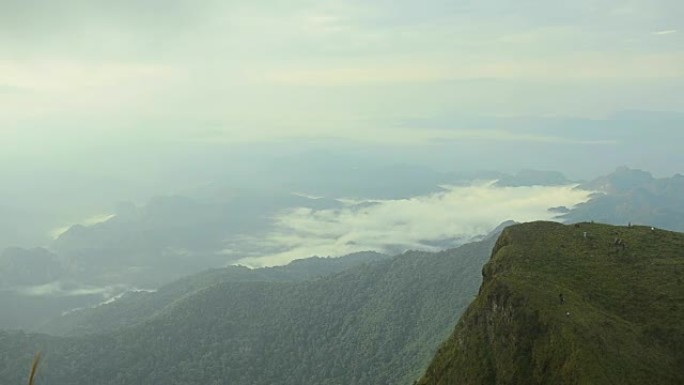 平移: 雾穿过桑克努阿峰