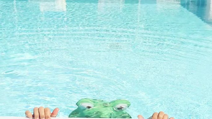 穿着青蛙服装的游泳运动员