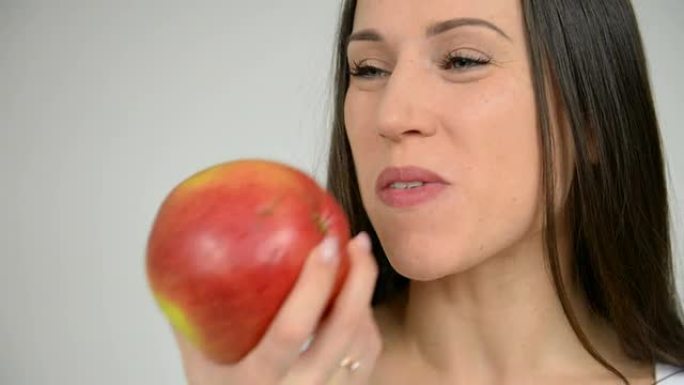 吃红色大苹果的女人