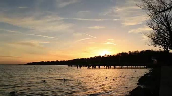 码头的日落湖湖边日落空境黄昏日落水面黄昏