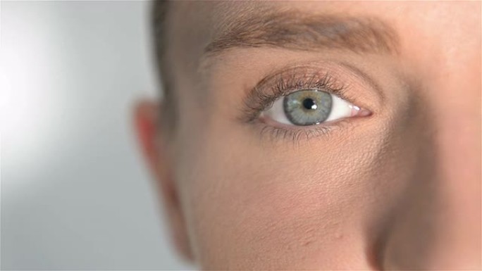 女性蓝眼睛的特写外国人眼眸直视镜头