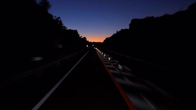 日落时在高速公路上行驶-4K-