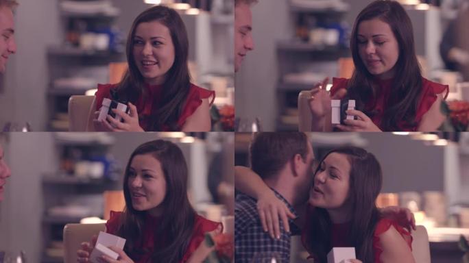 CU年轻人在餐厅给女人礼物