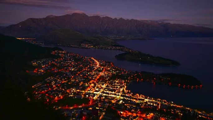 黄昏时分新西兰皇后镇市中心鸟瞰图