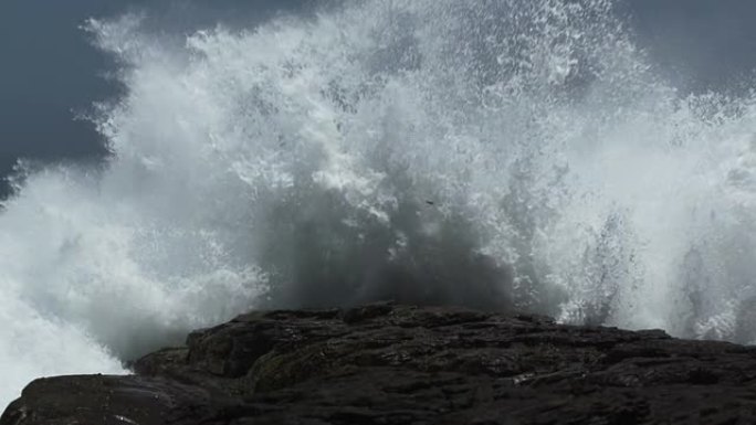 大浪大海边浪花海岛拍打石头礁石