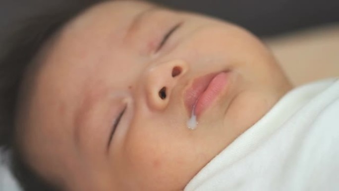 熟睡的婴儿特写熟睡的婴儿吐奶