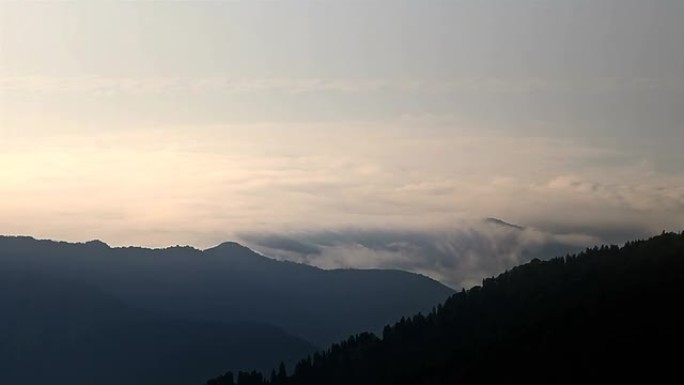 高清: 云和山峰，戈德雷语