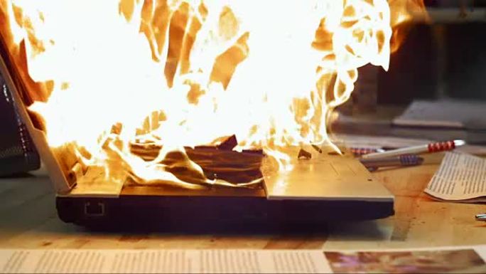 SLO MO笔记本电脑被锤子击中着火
