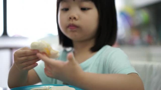 享受早餐的亚洲女性儿童