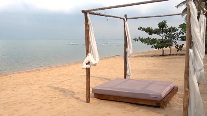 海滩和海上有枕头的空甲板
