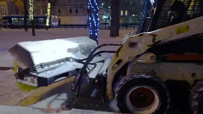 拖拉机从城市街道清除积雪