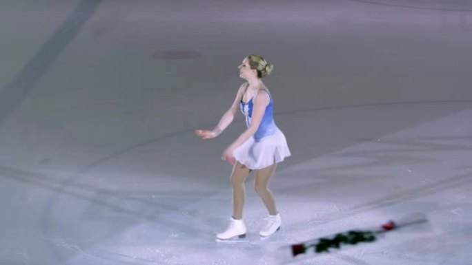 SLO MO女花样滑冰运动员优雅地向观众鞠躬