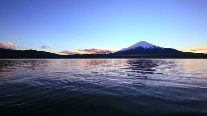 黄昏时的富士山和山中湖