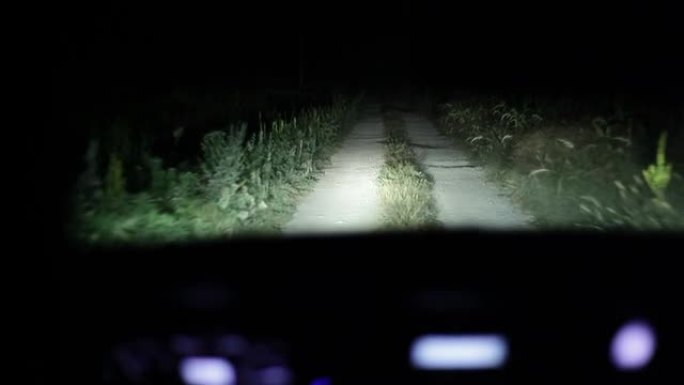 高清：夜间驾驶汽车