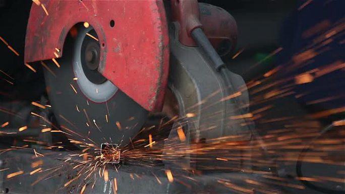 工人切割金属工人切割金属火花