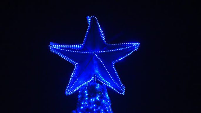 圣诞树上的蓝星
