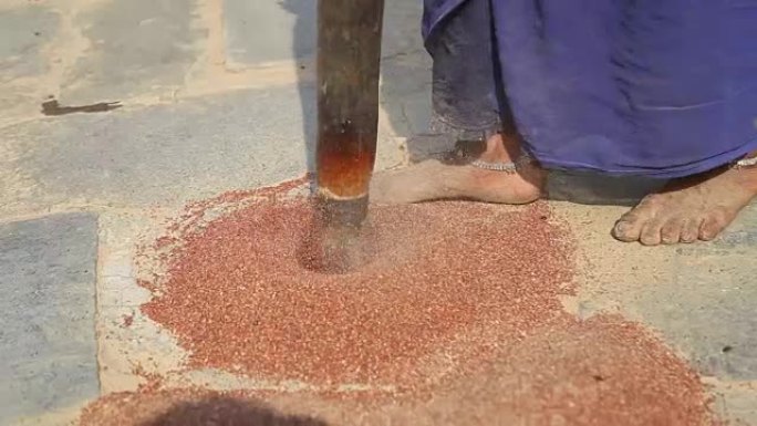 农村妇女用pestl磨拉吉