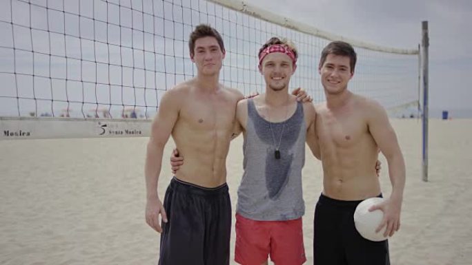 玩沙滩排球的朋友三个人面对镜头打球玩球