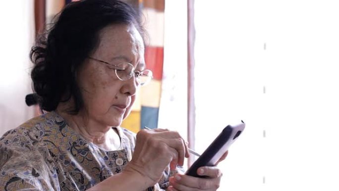 使用PDA手机的亚洲老妇