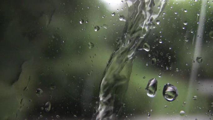 雨点落在窗户上雨点落在窗户上下雨玻璃