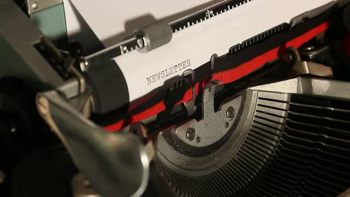 旧打字机写时事通讯