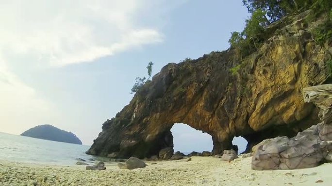 带美丽海滩的天然石拱门的延时