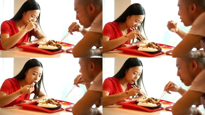 两个中国人在餐馆吃饭。