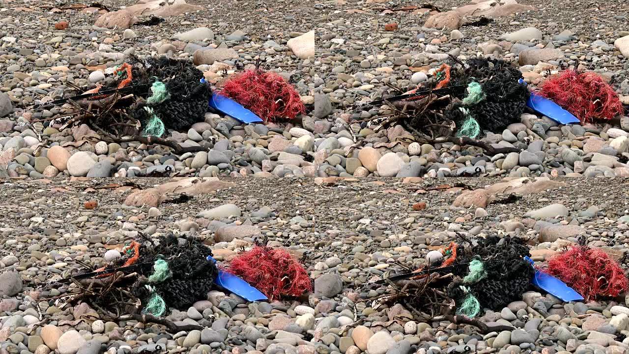 在苏格兰海滩上冲刷的渔网和碎屑