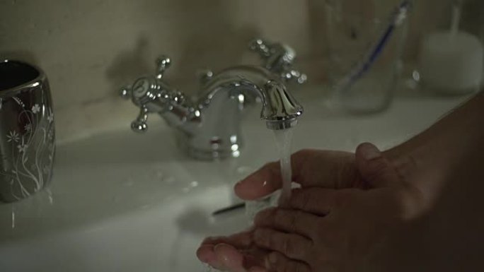 洗手，家用浴室水槽特写，成年男子洗手特写