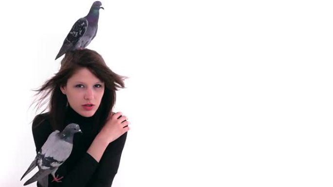 两只鸽子坐在女人的肩膀和头上